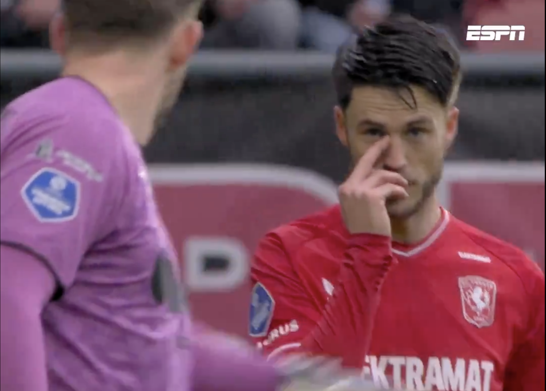 Ricky van Wolfswinkel met een opvallend gebaar