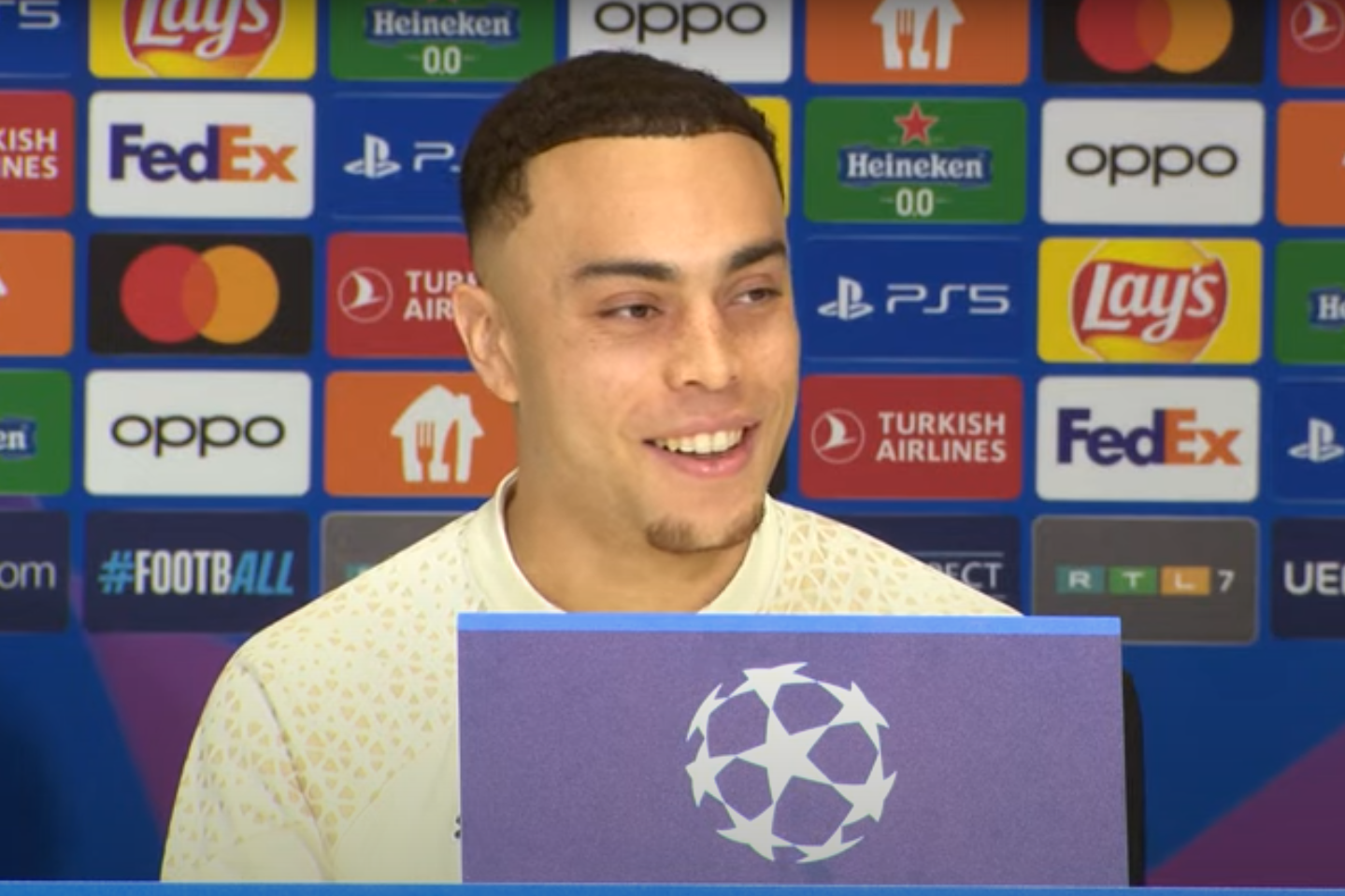 Sergiño Dest op de persconferentie van PSV
