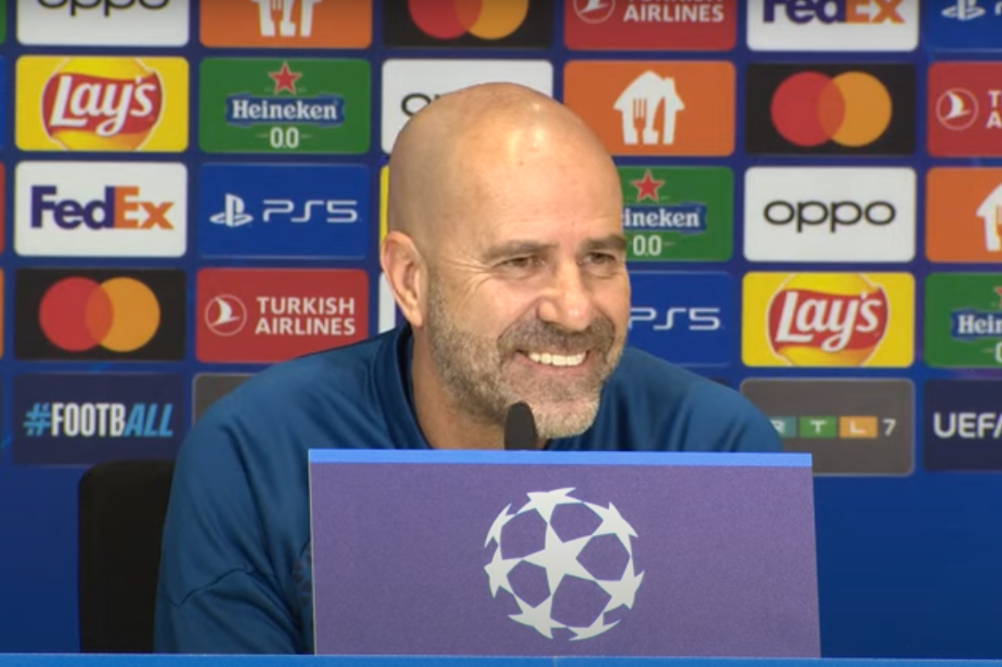 Een lachende Peter Bosz op de persconferentie van PSV