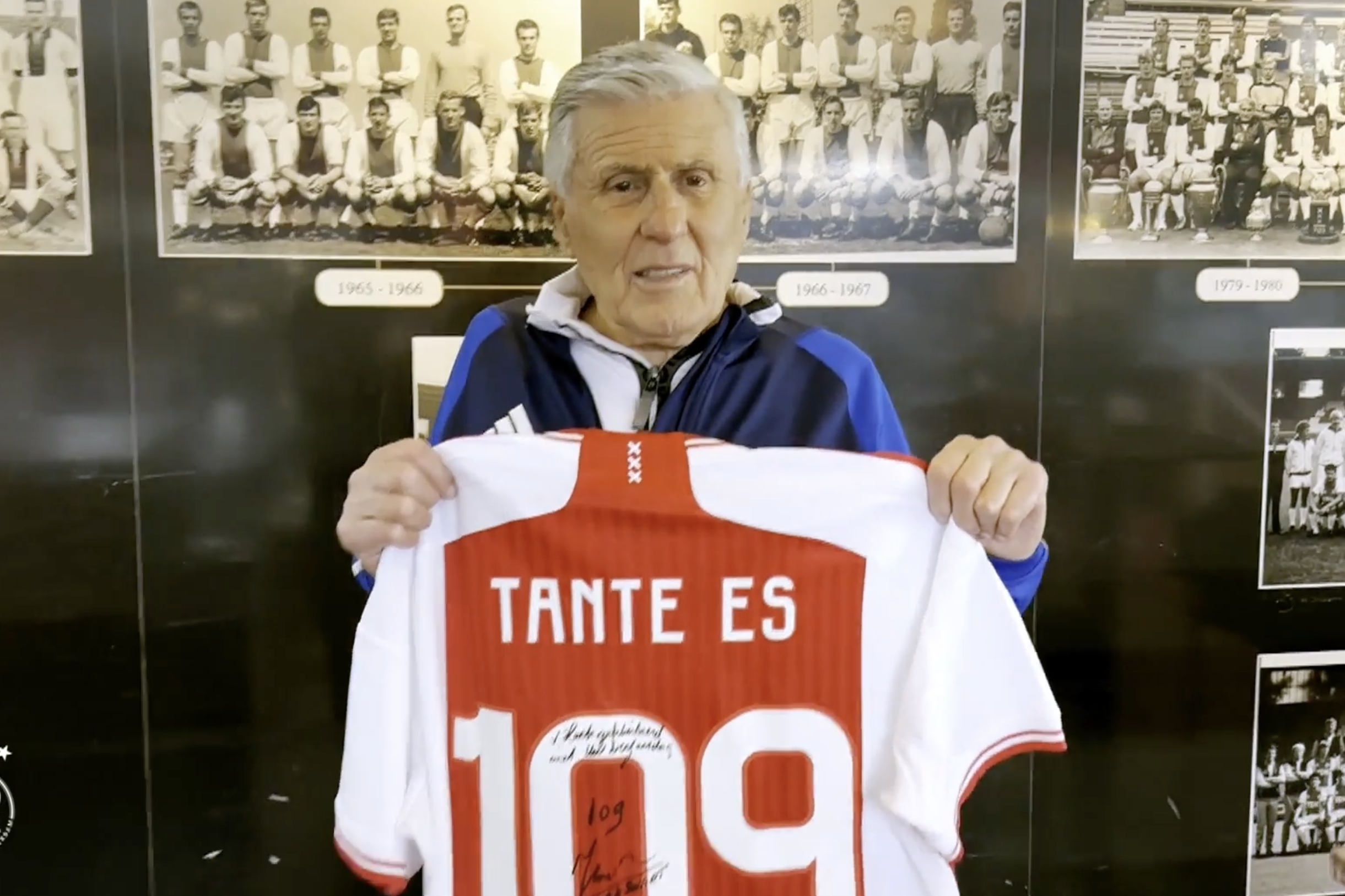 Sjaak Swart met het shirt voor Tante Es