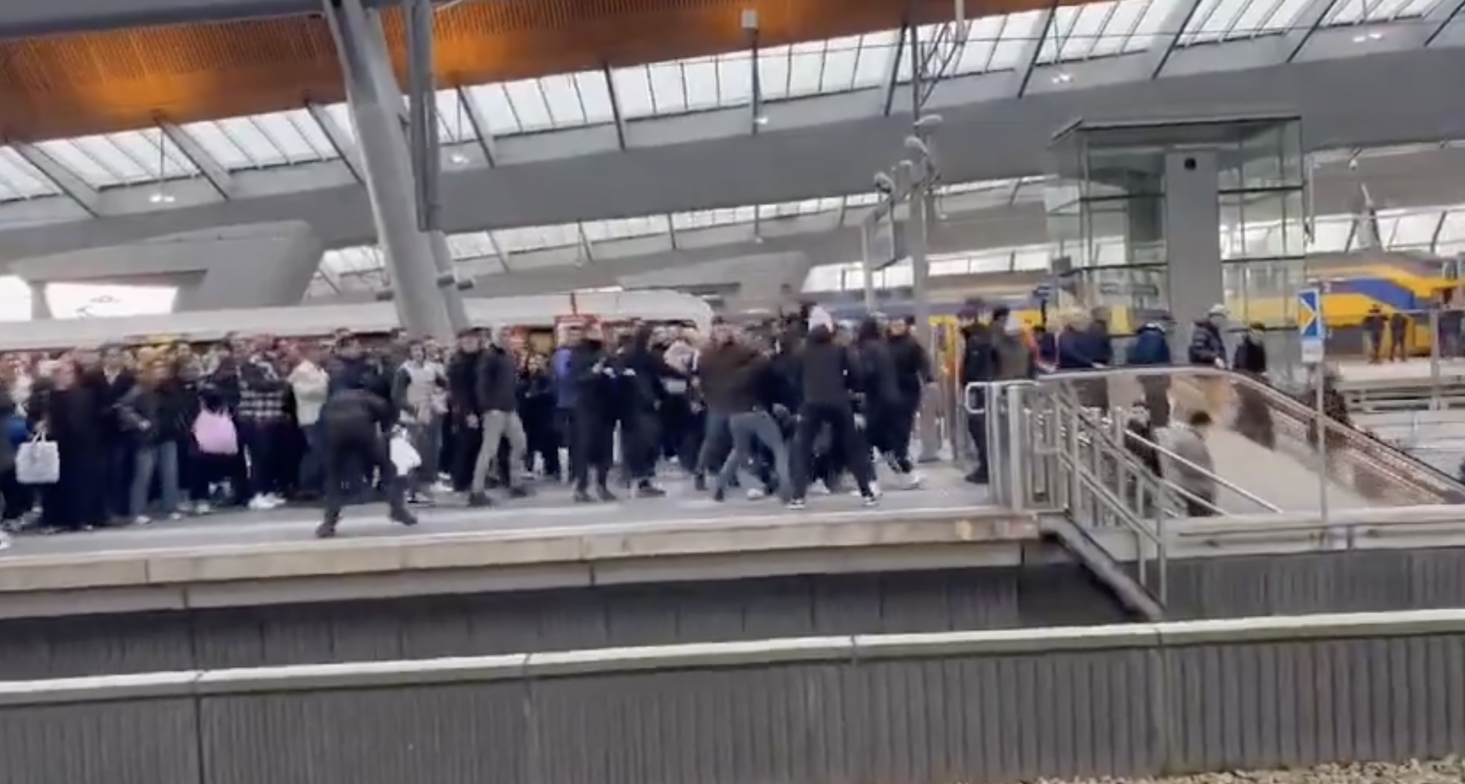Een vechtpartij tussen supporters van Ajax en Aston Villa