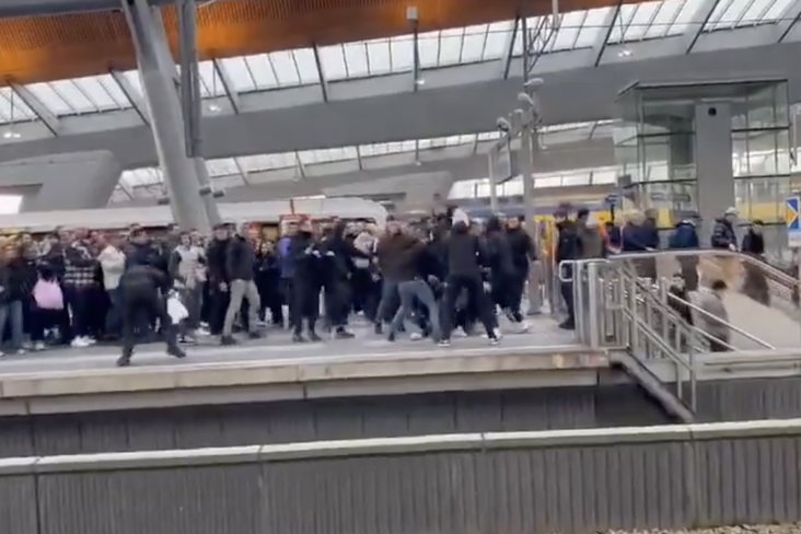 Een vechtpartij tussen supporters van Ajax en Aston Villa