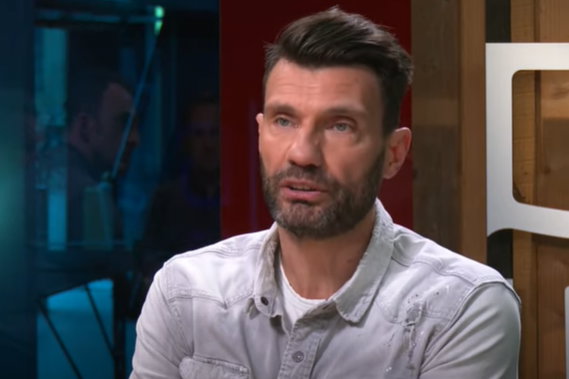 Geert den Ouden in de studio van FC Rijnmond