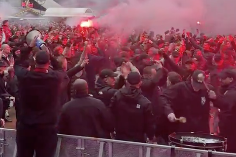 PSV-fans zorgen voor sfeer op de Markt in Dortmund