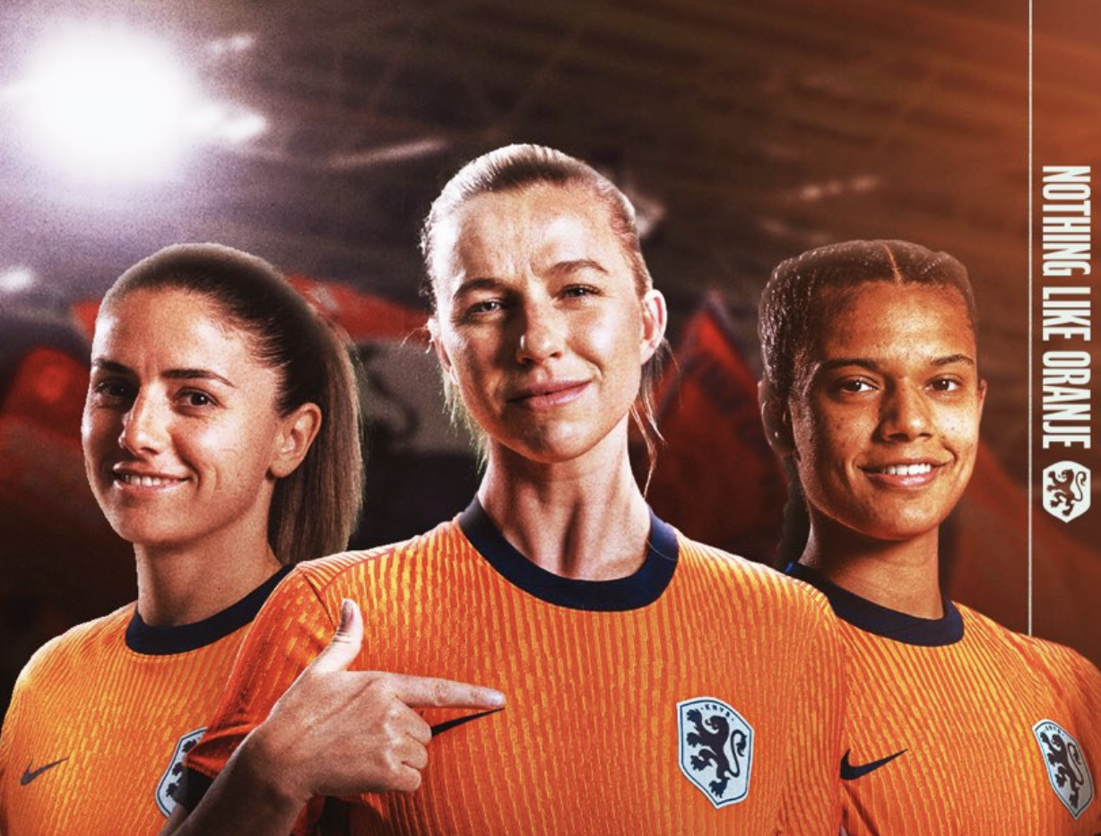 Daniëlle van de Donk, Jackie Groenen en Esmee Brugts in het nieuwe thuisshirt