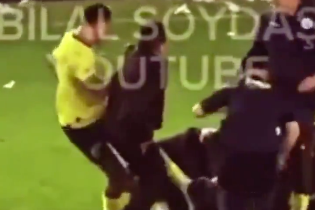 Jayden Oosterwolde deelt een kopschop uit tegen Trabzonspor