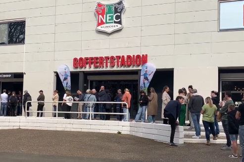 Fans in de wachtrij bij De Goffert om een kaartje voor de bekerfinale te krijgen