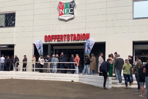 Fans in de wachtrij bij De Goffert om een kaartje voor de bekerfinale te krijgen