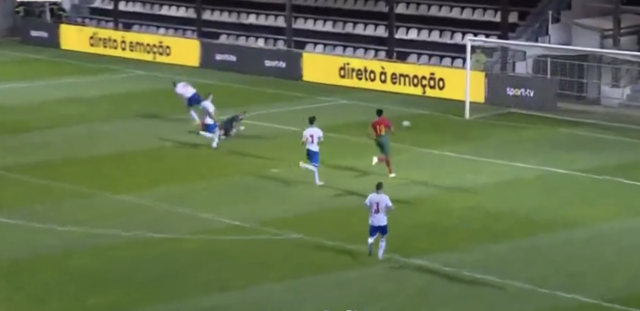Carlos Forbs maakt de 2-0 namens Jong Portugal