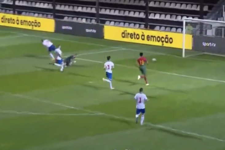 Carlos Forbs maakt de 2-0 namens Jong Portugal