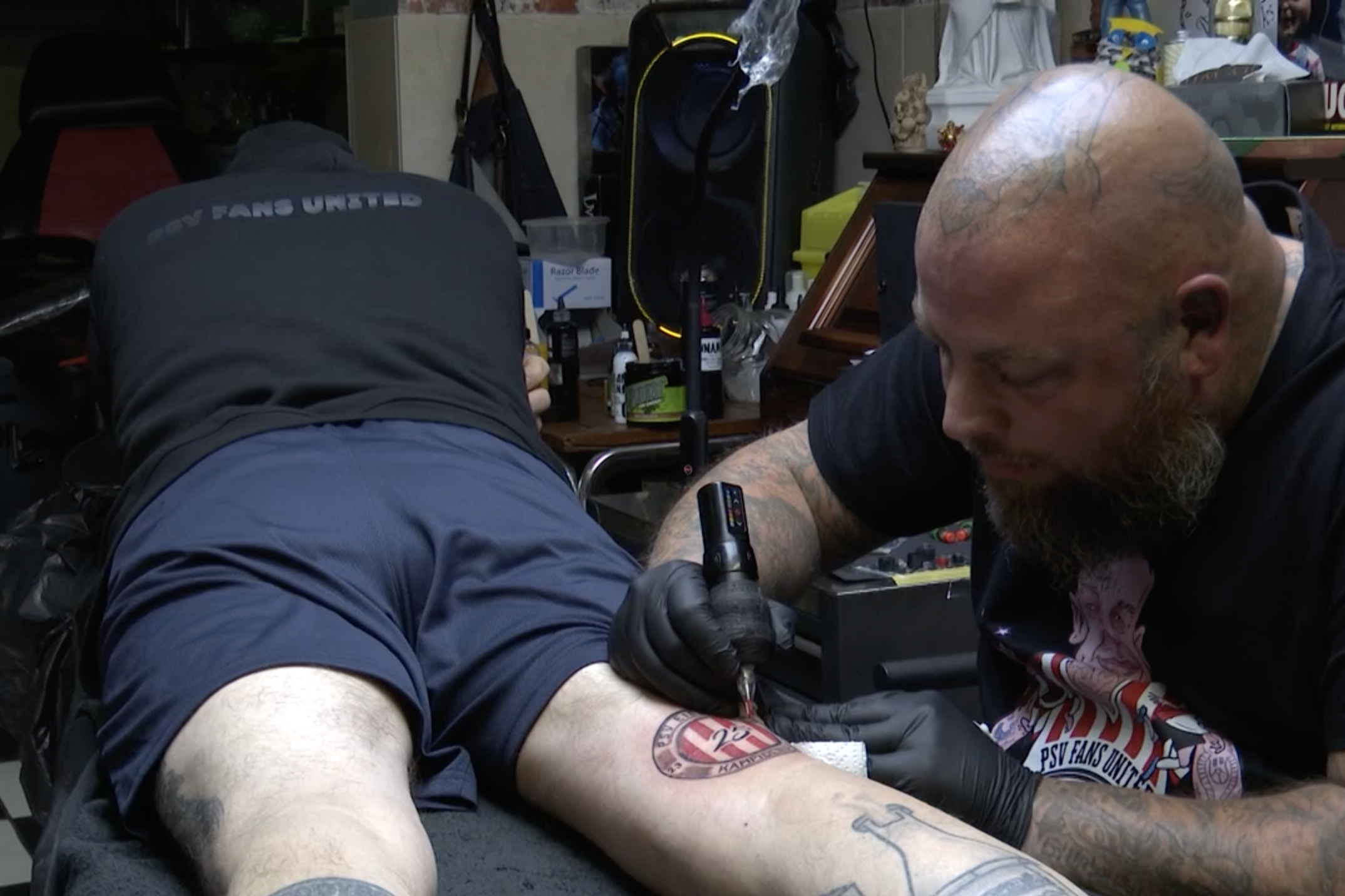 'Kale Frits' laat een PSV-kampioenstattoo zetten