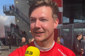 Een Ajax-fan in een FC Twente-shirt