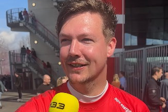 Een Ajax-fan in een FC Twente-shirt