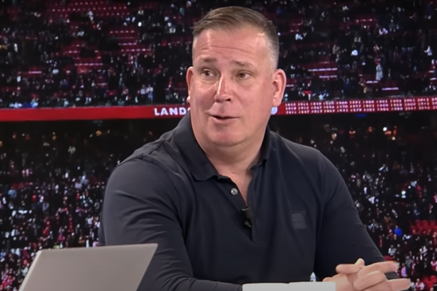 Mike Verweij in de studio van De Telegraaf