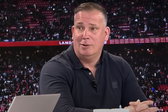 Mike Verweij in de studio van De Telegraaf