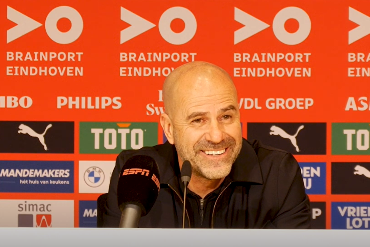 Peter Bosz lachend op de persconferentie