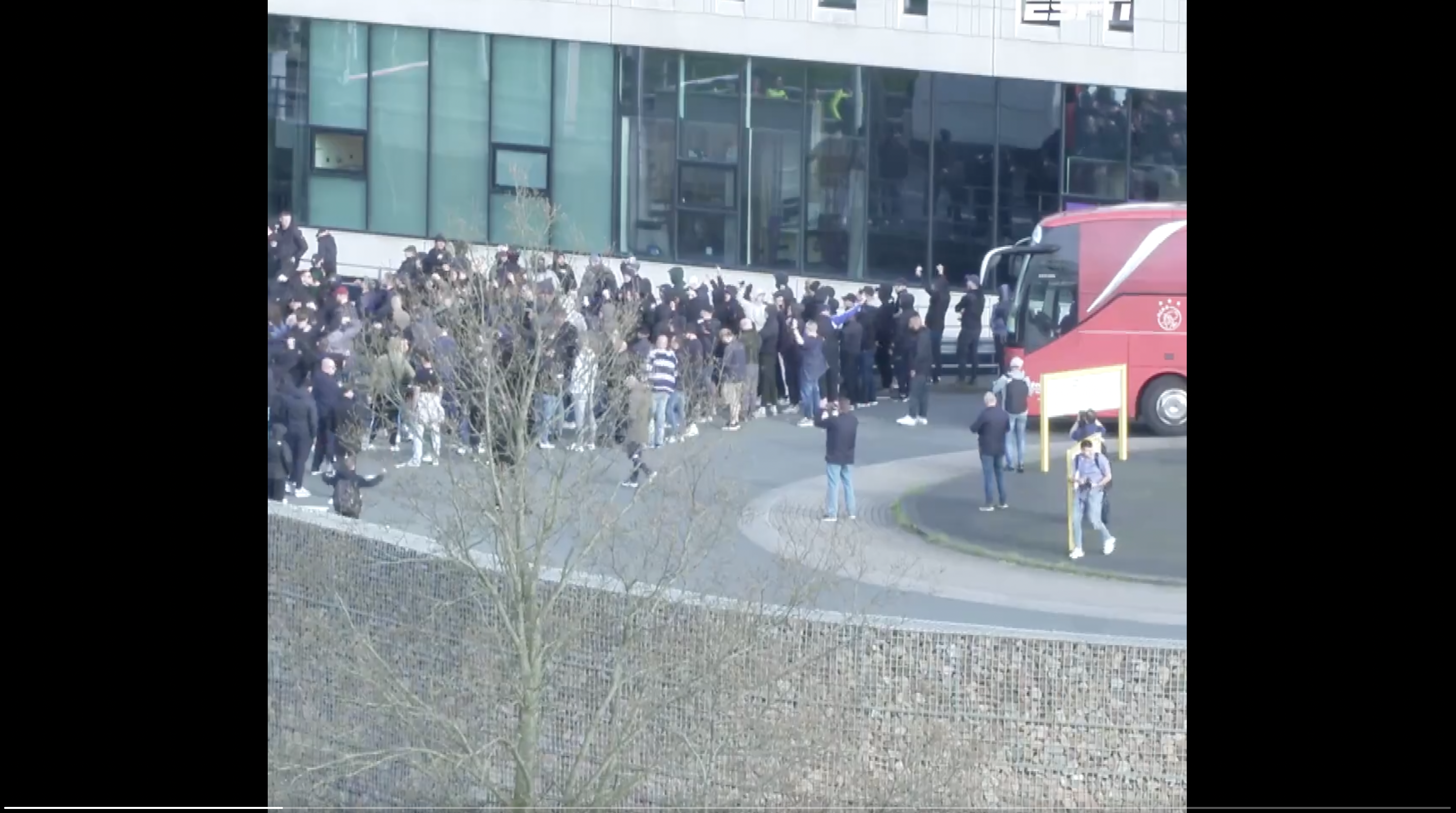 Ajax-supporters wachten de bus op