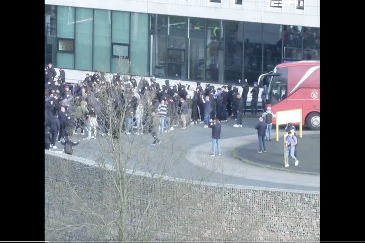 Ajax-supporters wachten de bus op