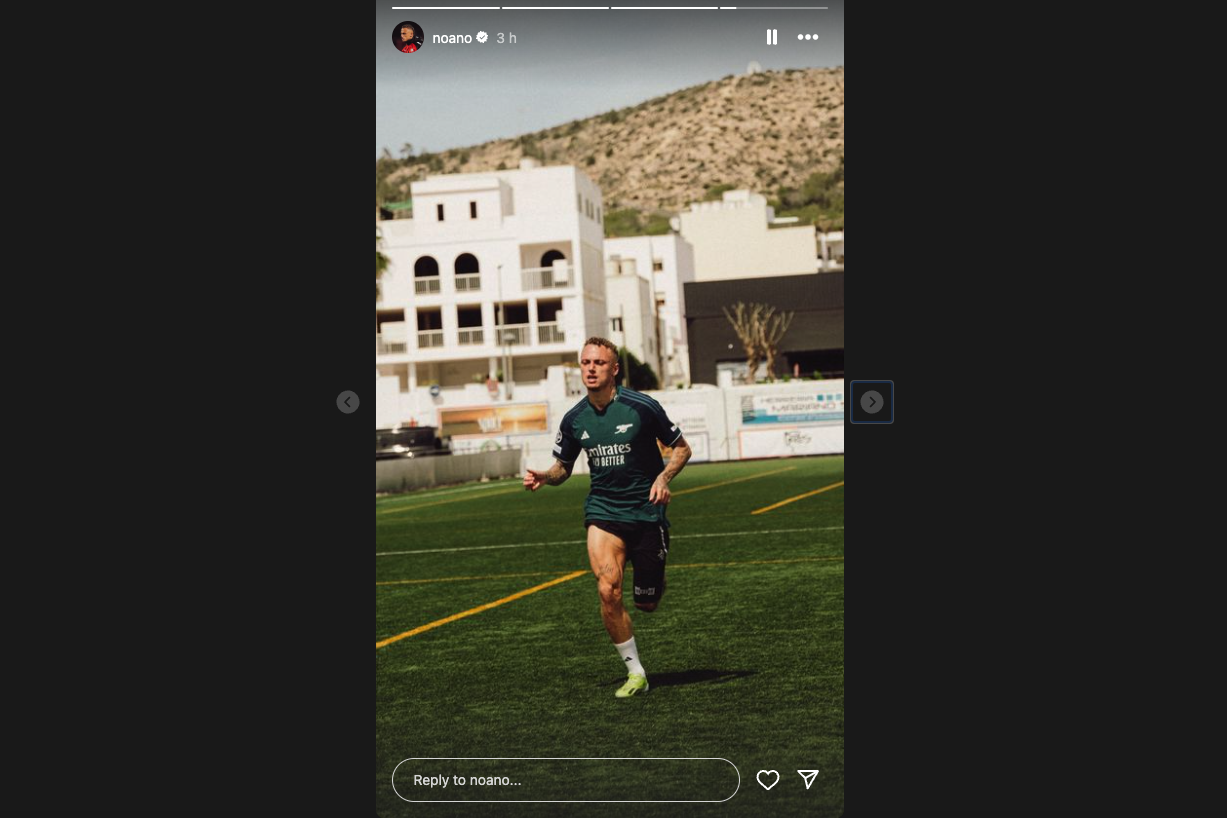 Noa Lang in kleding van Arsenal