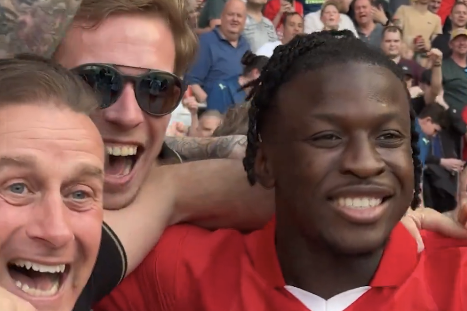 Bakayoko viert zijn goal met de fans