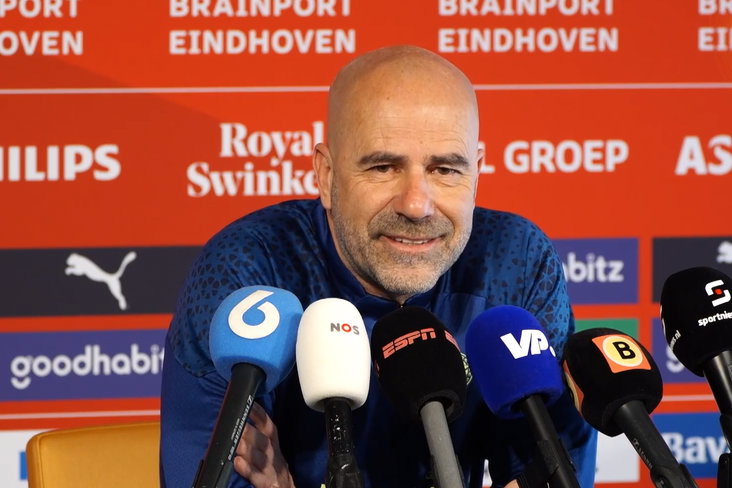 Een ontspannen Peter Bosz tijdens de persconferentie van PSV