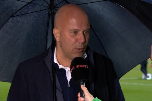 Arne Slot voor de camera bij ESPN