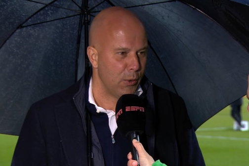 Arne Slot voor de camera bij ESPN