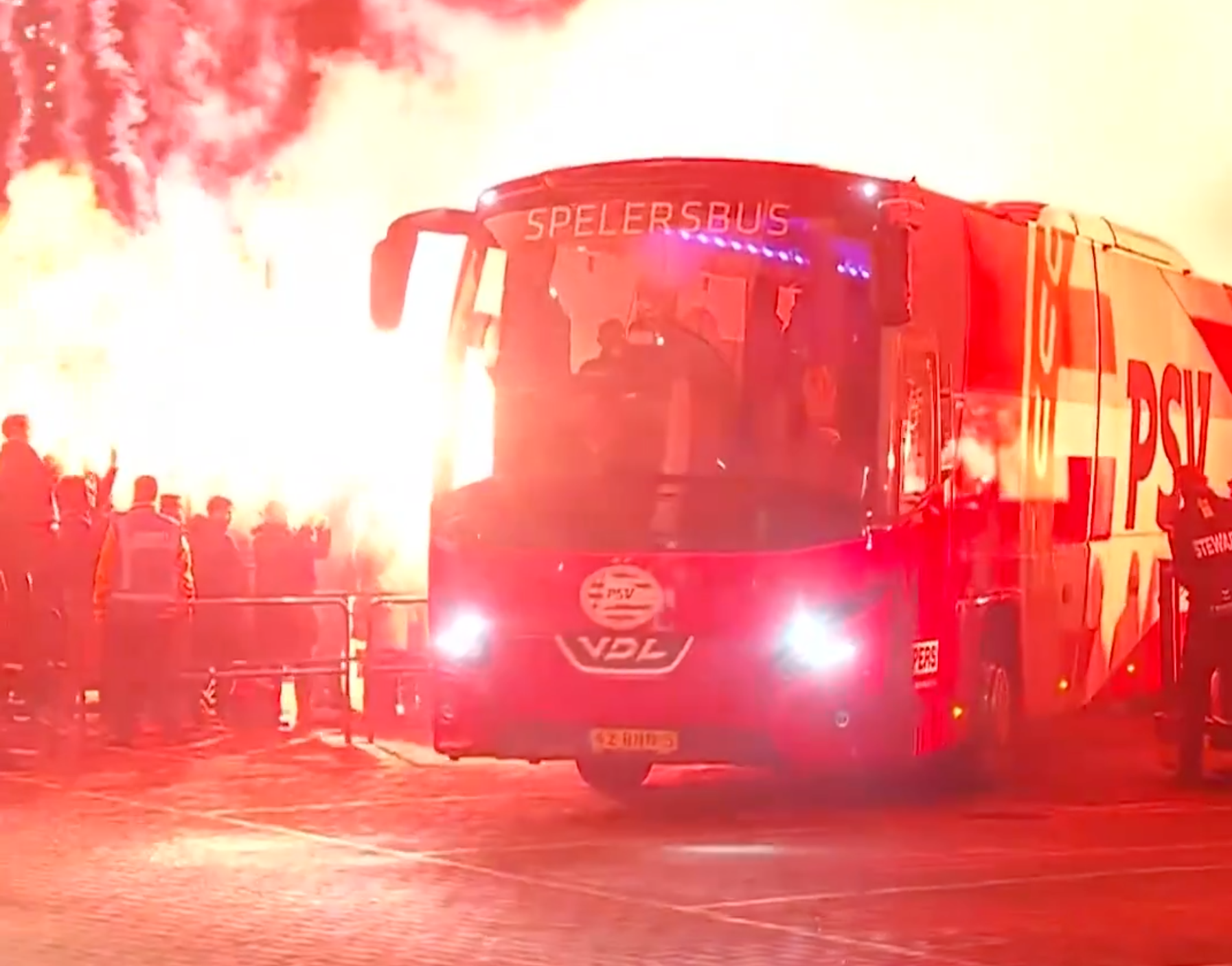 De PSV-bus wordt onthaalt in Eindhoven