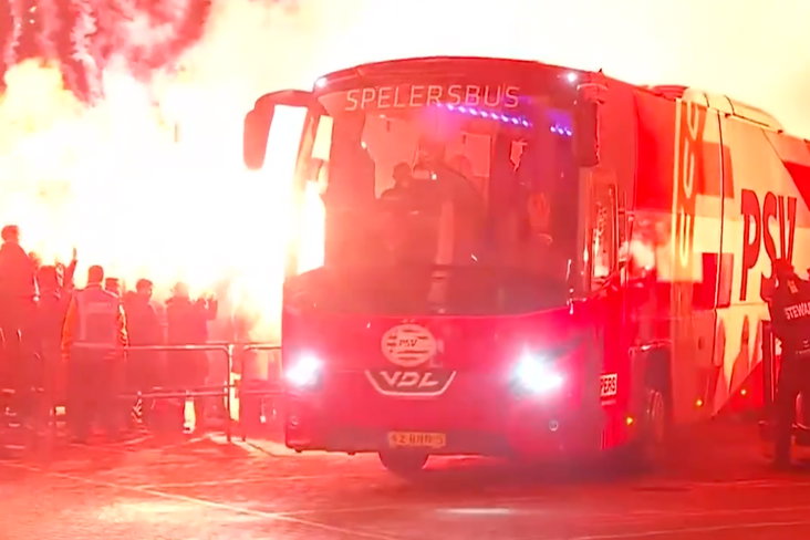 De PSV-bus wordt onthaalt in Eindhoven