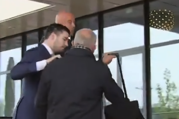 Arne Slot achtervolgd door de pers