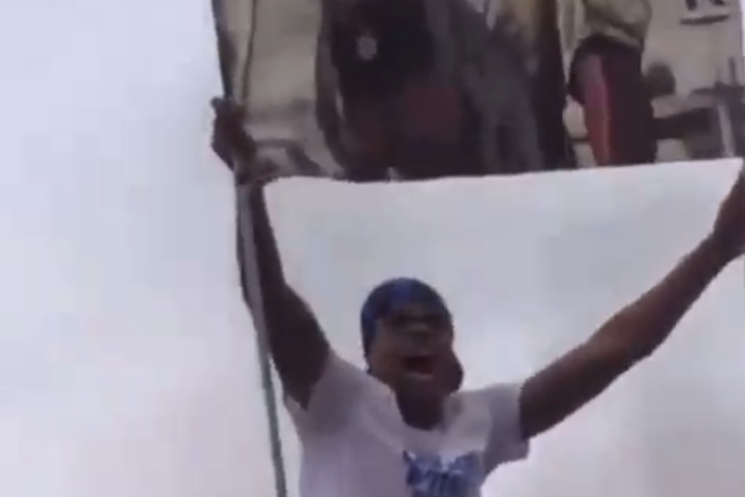 Denzel Dumfries houdt zijn spandoek omhoog tijdens de huldiging.
