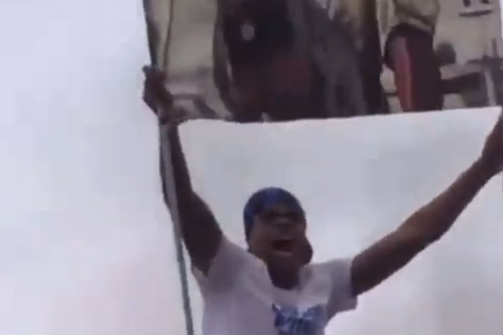 Denzel Dumfries houdt zijn spandoek omhoog tijdens de huldiging.
