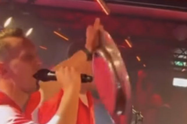 Luuk de Jong zingt.