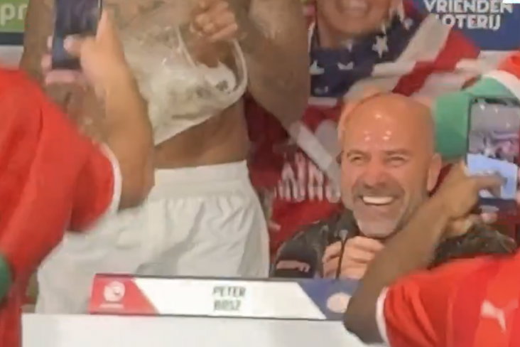 Peter Bosz krijgt een bierdouche