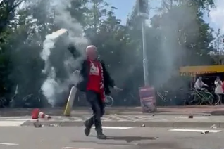 PSV-fan Appie, vlak voordat de cobra in zijn hand ontploft
