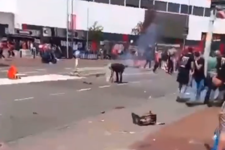 Supporter pakt cobra van de grond in EIndhoven