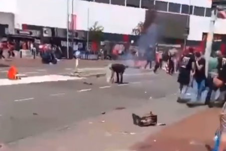 Supporter pakt cobra van de grond in EIndhoven