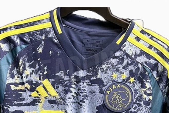 Het nieuwe uitshirt van Ajax