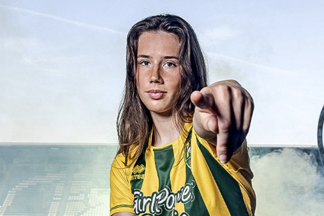 Louise van Oosten toont het nieuwe thuisshirt van ADO Den Haag