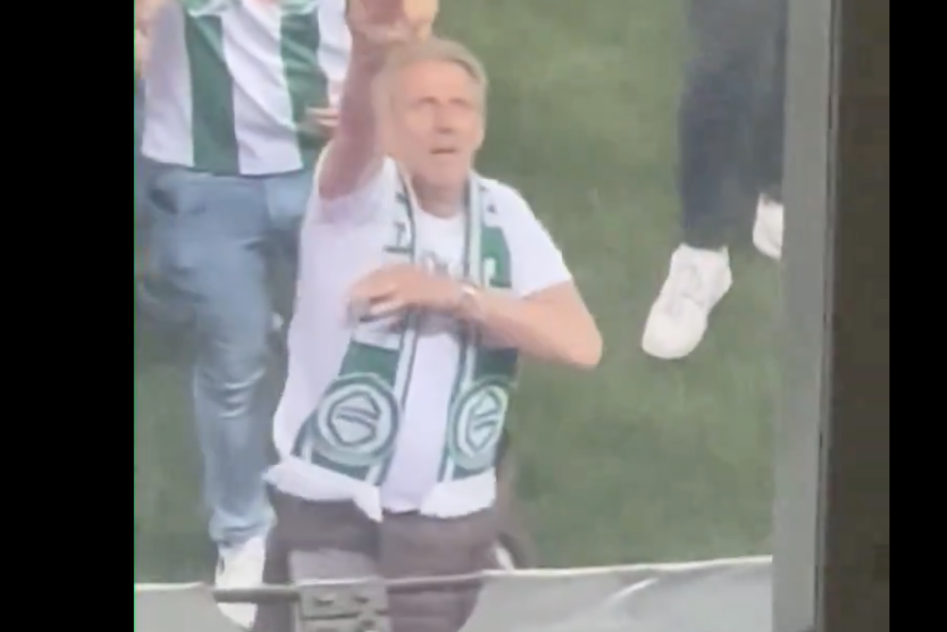 Een supporter van FC Groningen laat zich gaan