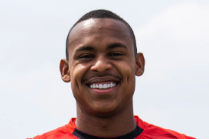 Igor Paixão met zijn gewonnen prijs