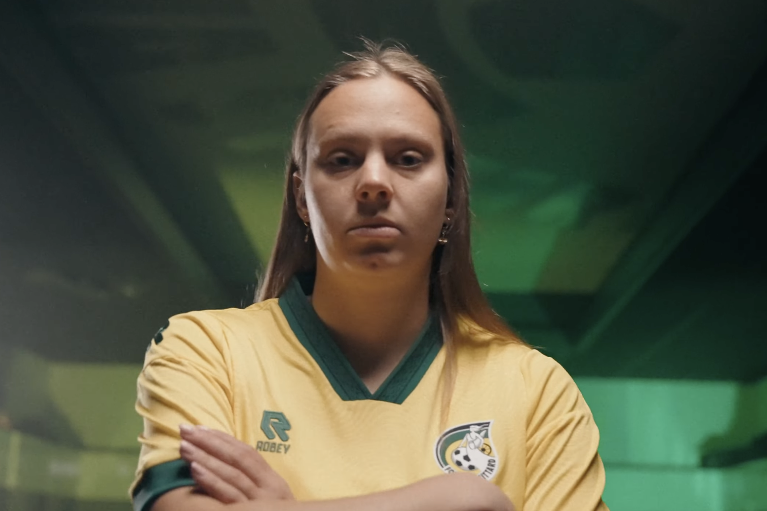 Anna Knol showt het nieuwe thuisshirt van Fortuna Sittard