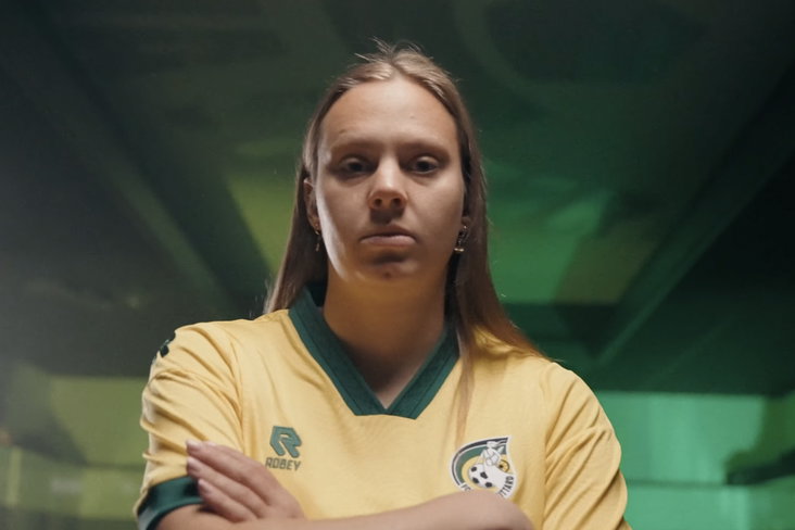 Anna Knol showt het nieuwe thuisshirt van Fortuna Sittard
