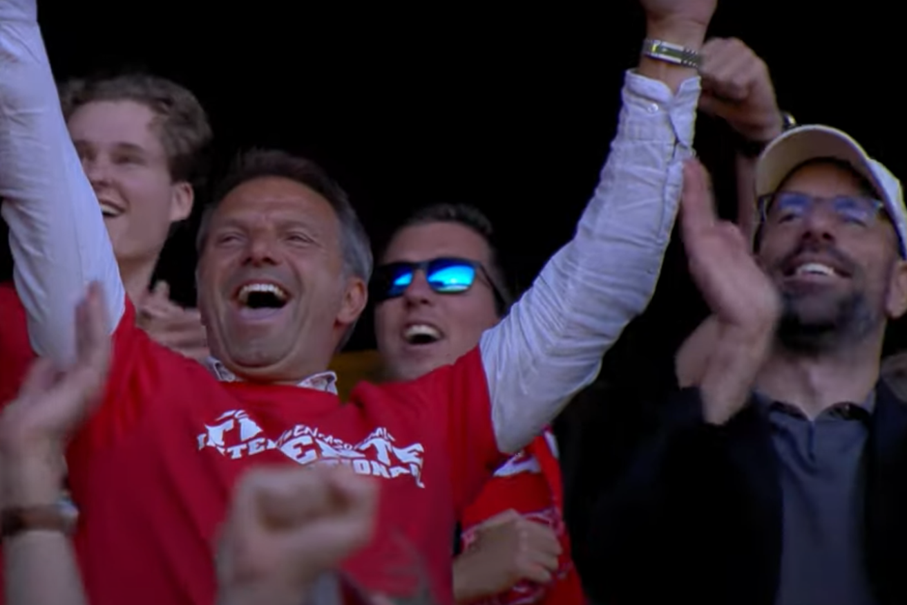 Maurice Steijn juicht na een goal van Sem met Ruud van Nistelrooij naast zich