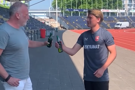 Leon ten Voorde overhandigt een krat bier aan Sem Steijn
