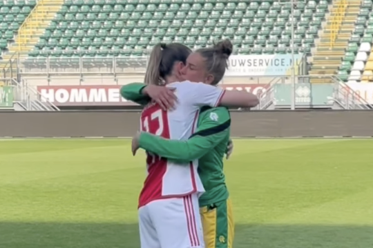 Lysanne van der Wal knuffelt met Bente Jansen