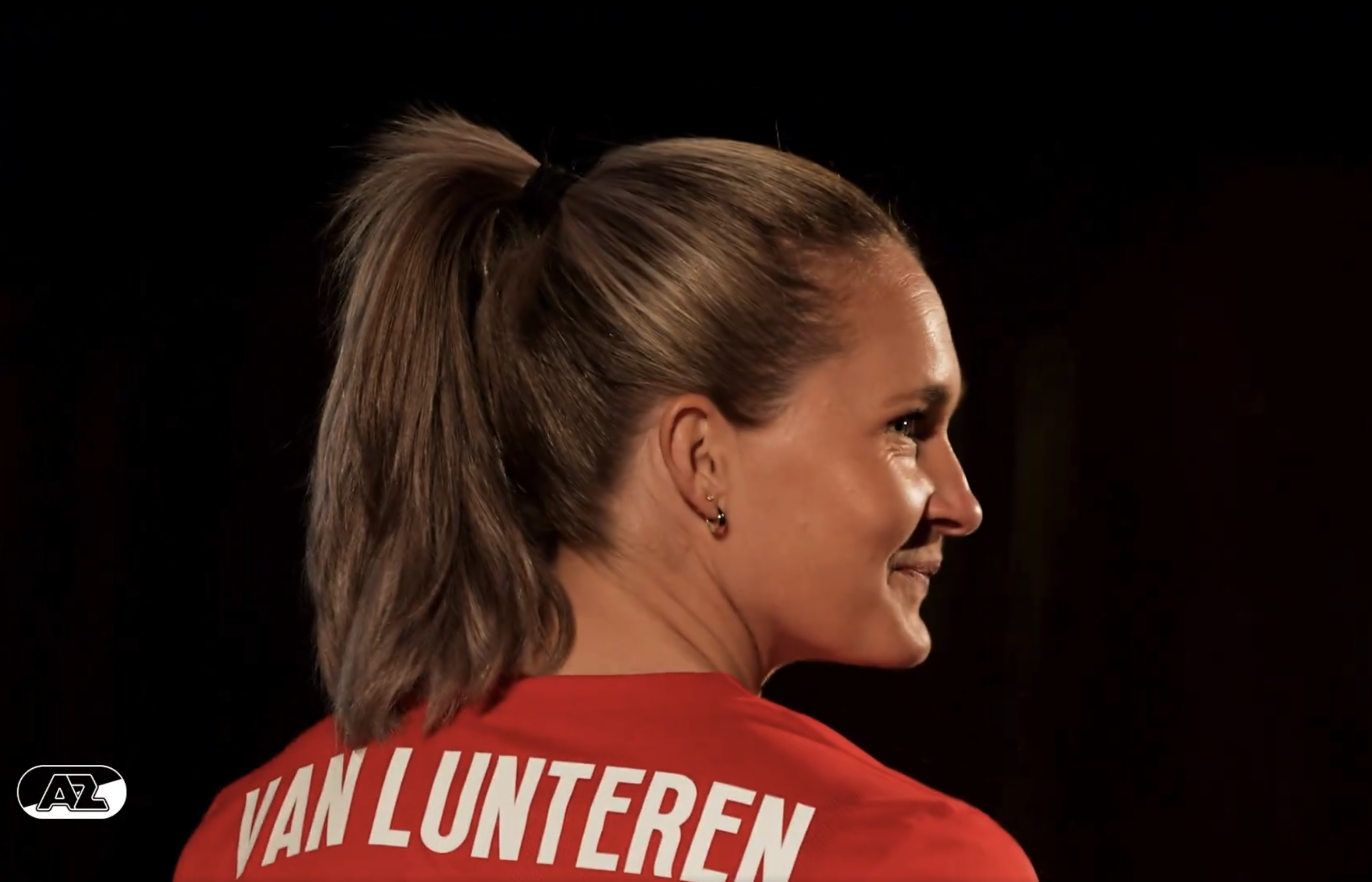 Desiree van Lunteren showt het nieuwe thuisshirt van AZ