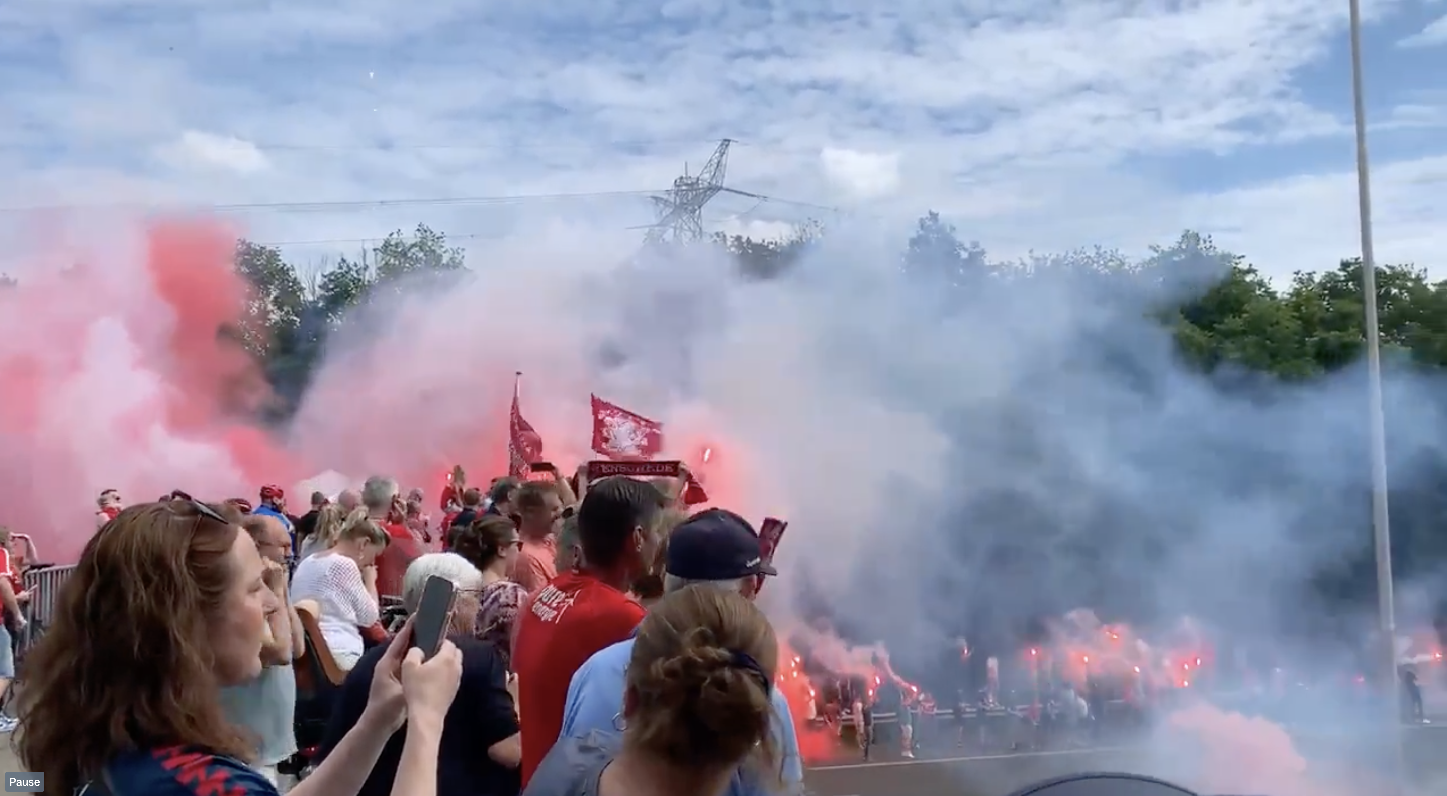 FC Twente supporters voor duel PEC Zwolle