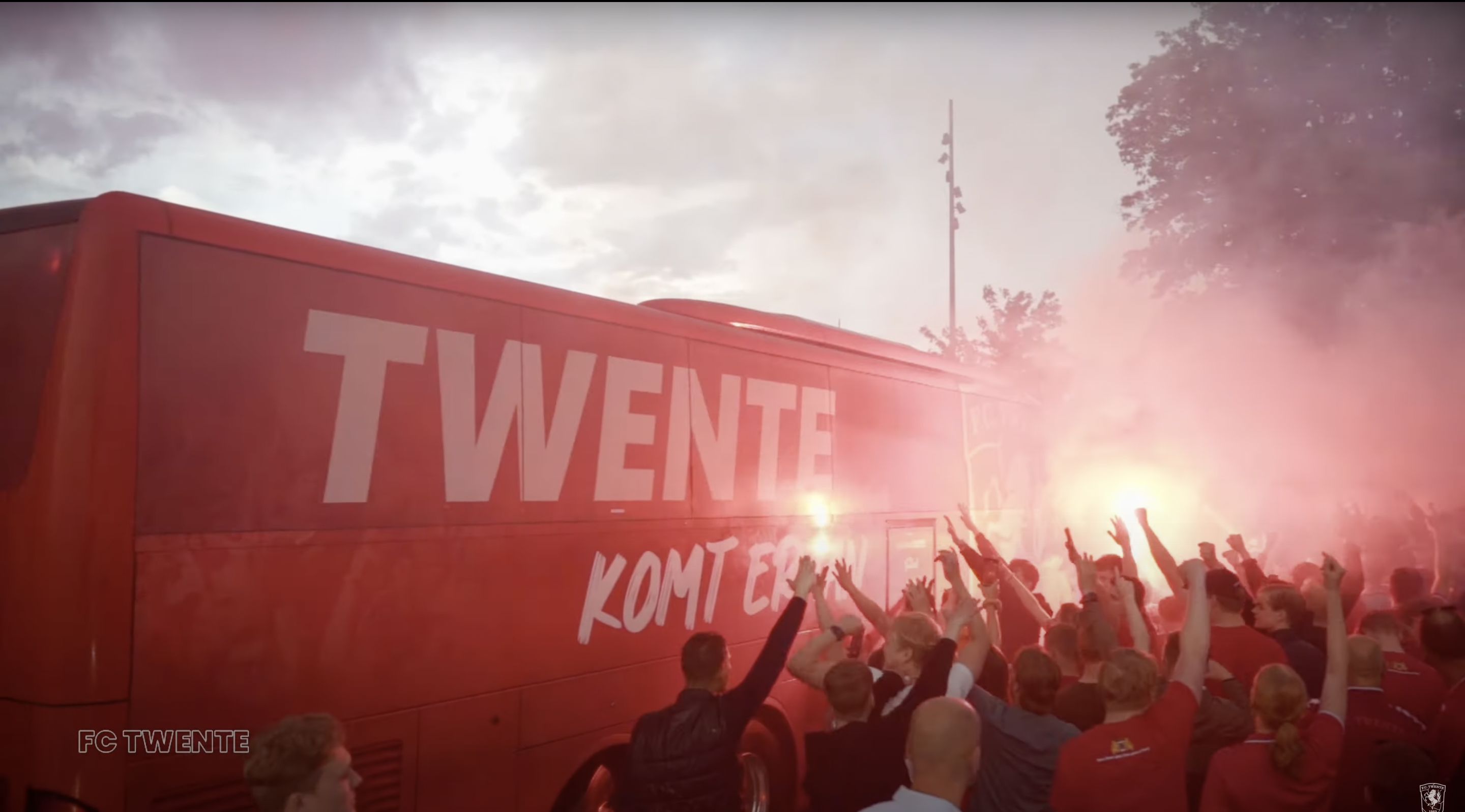 FC Twente-supporters onthalen de bus