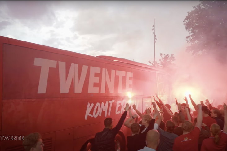 FC Twente-supporters onthalen de bus
